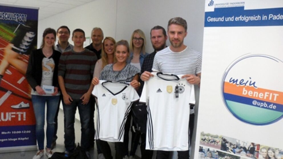 Foto (Universität Paderborn, Melissa Naase): Preisträger und Organisatoren (v. l.): Fabiola Schnier, Uli Kussin (Leiter Hochschulsport), Julian Sommermann, Norbert Blome (TK), Elena Schott, Viktoria Schneider, Isabelle Vohl, Roman Patzer-Meyer und Domin