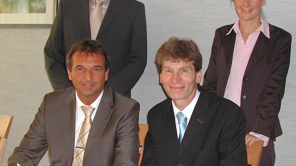 Auf dem Foto von links nach rechts: Uwe Damer (Schul-, Sport- u. Kulturamt Stadt Bad Driburg), Burkhard Deppe (Bürgermeister Stadt Bad Driburg), Prof. Dr. Nikolaus Risch (Vorsitzender Studienfonds OWL) und Katja Urhahne (Geschäftsführerin Studienfonds 