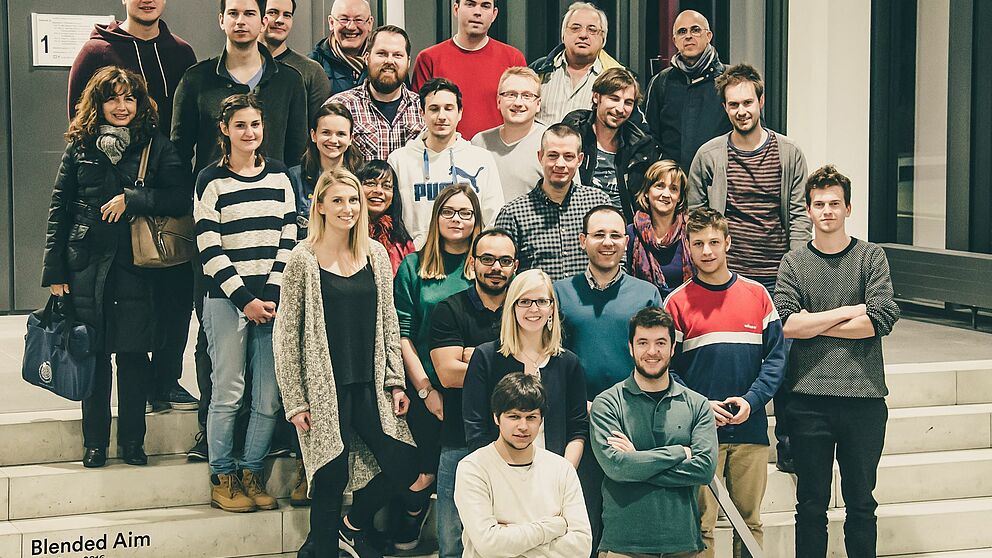 Foto (Universität Paderborn): Die Studierenden und Betreuer trafen sich zum ersten Mal nach einer zweiwöchigen Onlinephase in der Universität Paderborn. Bei dem Kick-Off-Meeting vom 22. bis 26 Februar 2016 lernten die Studierenden sich und die Kursaufg