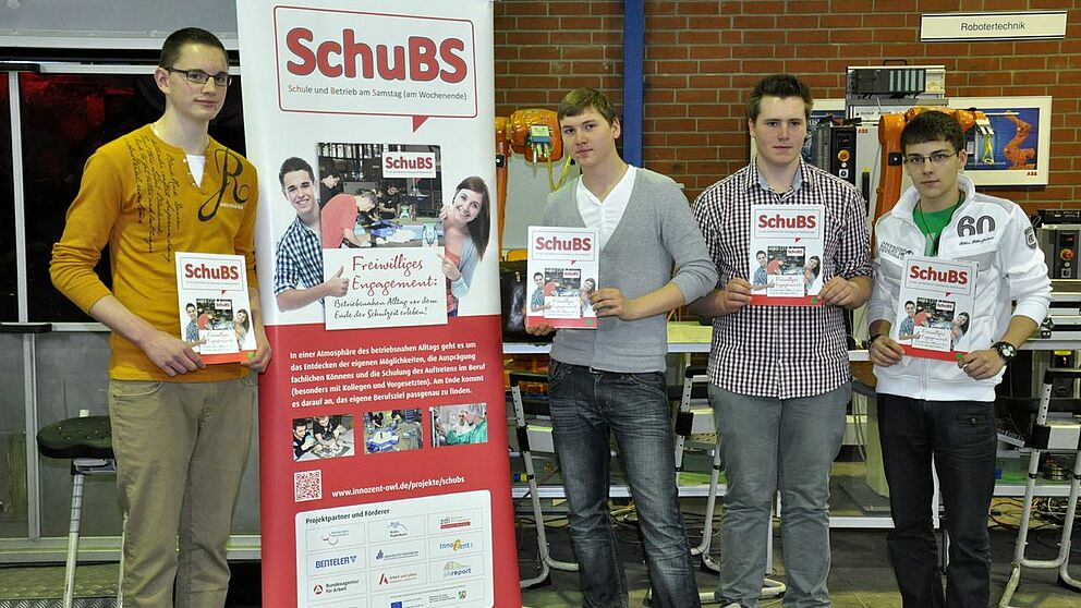 Foto (Dmitry Petrov): Florian Nachtigall, Christian Schmilzer, Linus Ahlemeyer und Stefan Schmilzer (alle Hauptschule Egge Altenbeken) haben sich 22 Wochenenden lang für die Ausbildung fit gemacht und zum Abschluss ihr Zertifikat erhalten.