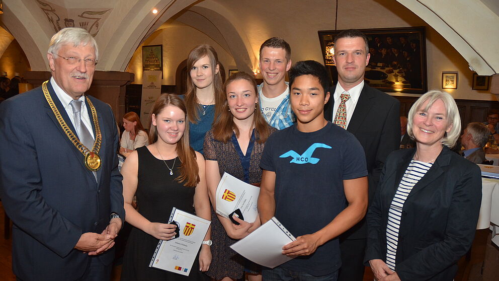 Foto: Bürgermeister Heinz Paus ehrte an dem Abend eine ganze Reihe von Schülern, hier mit den Abiturienten des Goerdeler-Gymnasiums (v. l.) Johanna Wübbeke, Christina Mersch, Lisa von Glahn, Lucas Wiens, Alexander Nguyen, Schulpflegschaftsvorsitzender 