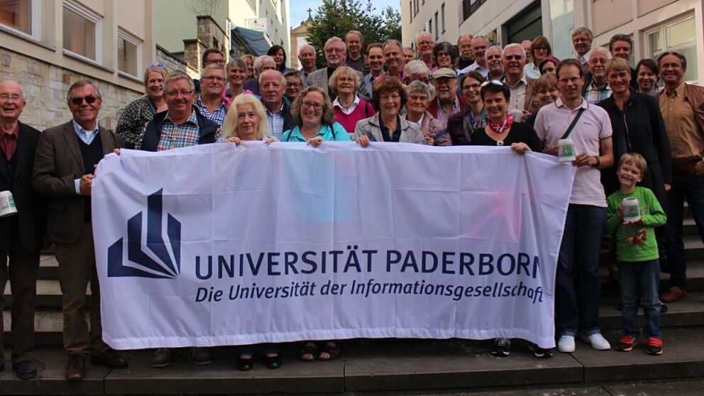 Foto (Universität Paderborn, Julia Pieper): Libori als Ort des Wiedersehens: Am Libori-Freitag haben sich die Ehemaligen der Universität Paderborn auf dem Franz-Stock-Platz getroffen. Der Libori-Treff des Ehemaligenvereins Alumni Paderborn fand in diese