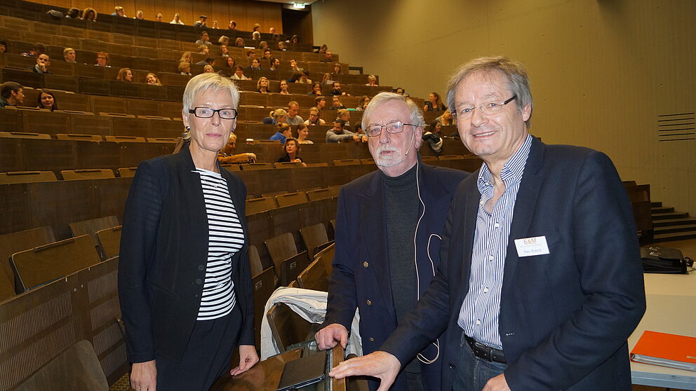 Foto (Universität Paderborn, PLAZ): Eröffneten den Fremdsprachentag (v. l. n. r.): Leitende Regierungsschuldirektorin Gertrud Pannek (Hauptdezernentin für Gymnasien und Fachdezernentin Englisch im Regierungsbezirk Detmold), Prof. em. Dr. Dr. h. c. mult