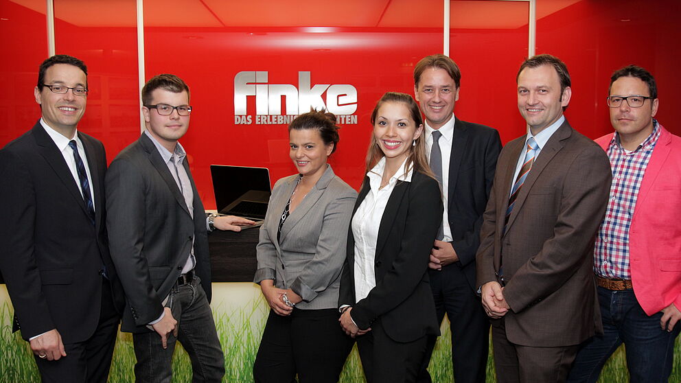 Foto (Universität Paderborn, Vanessa Dreibrodt): (v. l. n. r.) Entwickeln gemeinsam neue Strategien: Prof. Dr. Dennis Kundisch, Darius Schlangenotto (beide Lehrstuhl für Wirtschaftsinformatik), Prof. Dr. Nancy Wünderlich, Isabel Teßmer (beide Lehrstuh