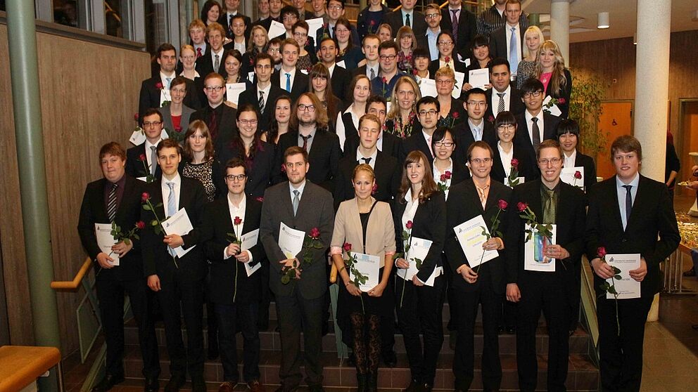 Foto (Universität Paderborn, Heiko Appelbaum): Absolventinnen und Absolventen des Prüfungsjahres 2013