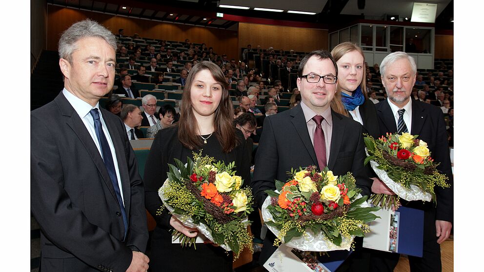 Foto (Universität Paderborn, Vanessa Dreibrodt): (v. l. n. r.) Vizepräsident Prof. Dr. Bernd Frick zeichnete Zsuzsa Sóvágó mit dem Preis des DAAD für engagierte ausländische Studierende aus. Dr. Christian Kunze und Dr. Kathrin Flaßkamp erhielten v