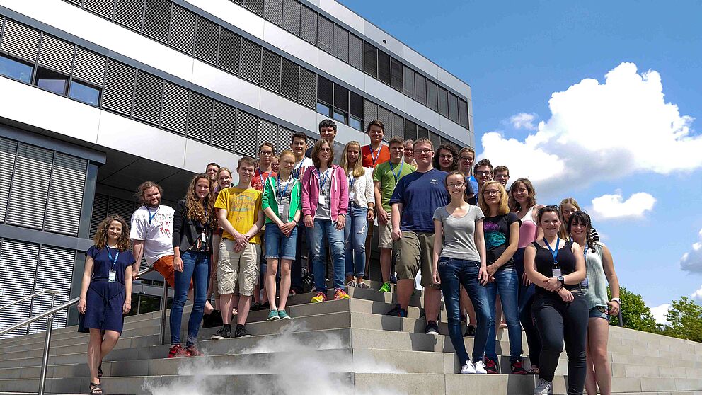 Foto (Universität Paderborn, Department Physik): Die Teilnehmenden des ersten SommerCamps Physik an der Uni Paderborn vor dem Gebäude Q.