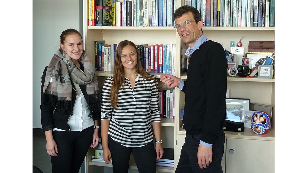 Foto (Universität Paderborn): Die Studentinnen Kathrin Knaup und Vanessa Schlegel interessieren sich für einen Aufenthalt an der Universität Tohoku und sind begeistert: „Die Möglichkeit, von der Sprachförderung durch die Fakultät zu profitieren un