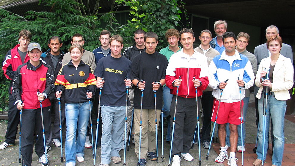 Foto: Laufen für die Fitness: Kursleiterin Andrea Gramespacher (vorn li.) von der Uni Paderborn mit den Auszubildenden, die sich fürs Nordic Walking entschieden haben. Rechts die Organisatoren: Dieter Thiele vom Hochschulsport 5. v. re.), Norbert Blome 