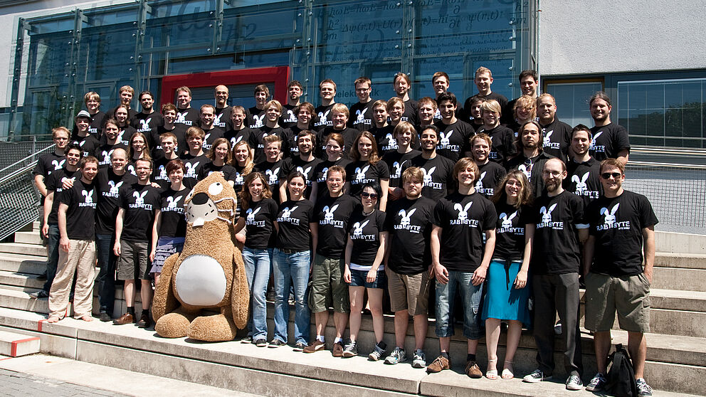 Foto (Universität Paderborn): Hochmotivierte Studierende entwickeln neue Computerspiele. Das Häschen (ein großer "Keinohrhase" aus dem gleichnamigen Film) ist das Maskottchen des aktuellen Teams. Das Team hat sich den Namen "Rabbyte Studios" gegeben, e