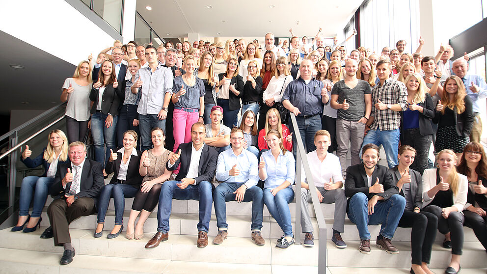 Foto (Reinhard Schwarz): 120 Studierende, „Alte Profis“ und Vertreter caritativer Organisationen stellten am 23.7.2015 unter der Moderation von JProf. Dr. Karl-Heinz Gerholz (1. Reihe, 5. von links, links daneben Mitarbeiterin Verena Liszt) die Ergebn