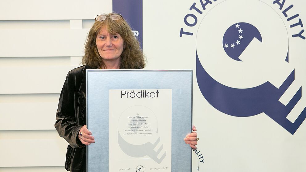 Foto: Irmgard Pilgrim, Gleichstellungsbeauftragte der Universität Paderborn, nimmt das Prädikat in der Handelskammer in Hamburg entgegen.