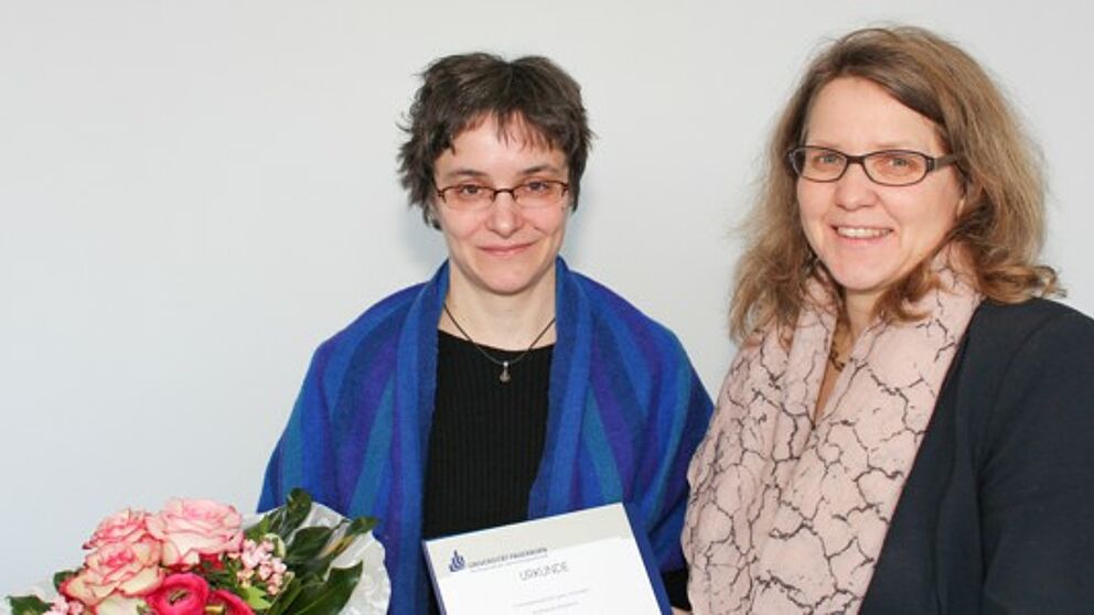 Foto (Universität Paderborn, Johannes Pauly): Dr. Schirin Nowrousian (l.) erhält das Postdoc-Stipendium 2017 der Universität Paderborn von Prof. Dr. Christine Silberhorn, Vizepräsidentin für Forschung und wissenschaftlichen Nachwuchs.