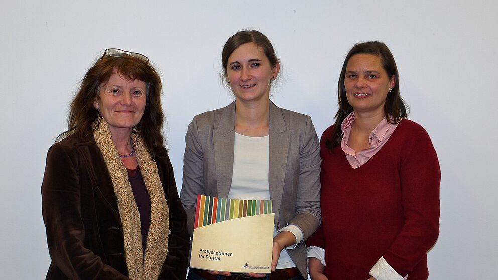 Foto (Universität Paderborn, Heike Probst): Frauenpower als Motor für Veränderungen (v. l. n. r.): Irmgard Pilgrim (Frauenbeauftragte der Uni Paderborn), Silke Tölle (Referentin im Büro der Gleichstellungsbeauftragten) und Prof. Dr. Britt-Marie Schus