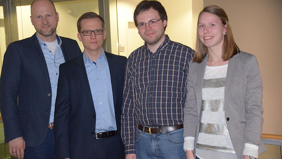 Foto: Freuen sich über die gelungene Kooperation (v. l.): Christian Hake, Vorsitzender WJ, Christian Horlitz, IPP WJ, sowie die Studienfonds-Stipendiaten Benedikt Uhe und Julia Shotton.