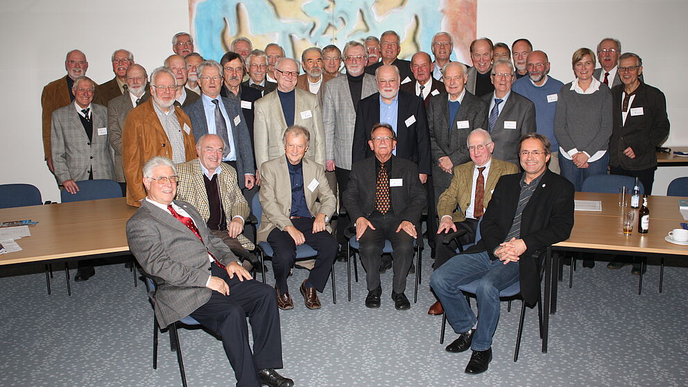 Foto (Universität Paderborn, Jan Aulenberg): Zum siebten Mal fand am 10. November das „Emeriti-Treffen“ der ehemaligen Professoren der Universität Paderborn statt. Über 30 Ehemalige folgten der Einladung des Ehemaligenvereins der Universität Alumn