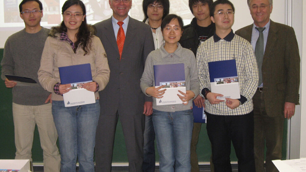 Foto (Universität Paderborn): Von links: Die Stipendiaten mit ihren Hochschullehrern: Lijun Wang, Lu Yao, Prof. Dr.-Ing. Detmar Zimmer Zhencheng Fang, Na Wang, Zhenpeng Sun sowie Song Ren und Dr. Josef Noeke.