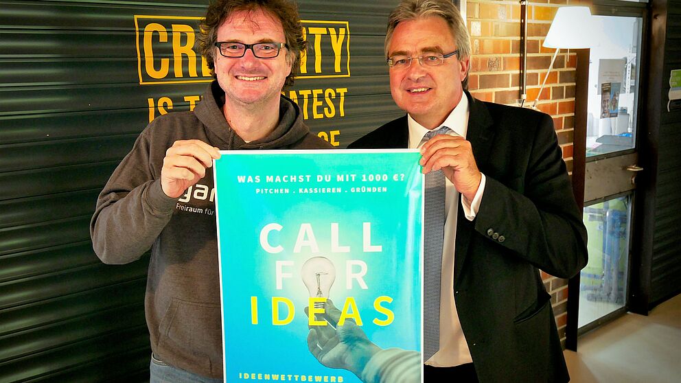 Foto (TecUP): Freuen sich auf das Finale am 5. Juli: v. l. Prof. Dr. Rüdiger Kabst, Vizepräsident für Wissens- und Technologietransfer der Universität Paderborn, und Karl-Heinz-Rawert, Vorstandsmitglied der VerbundVolksbank OWL eG.