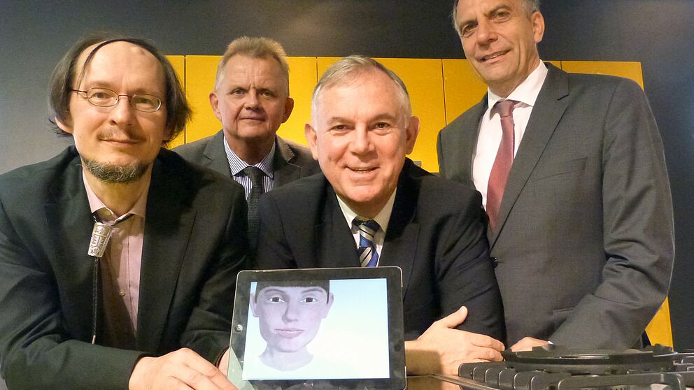 Abbildung: Sie präsentierten das neue Projekt KogniHome (von links): Prof. Dr. Helge Ritter, Prof. Dr. Günther Wienberg, Dr. Eduard Sailer und Prof. Dr.-Ing. Gerhard Sagerer. Die vernetzte Wohnung soll unter anderem in Form eines Avatars – im Bild "Bi