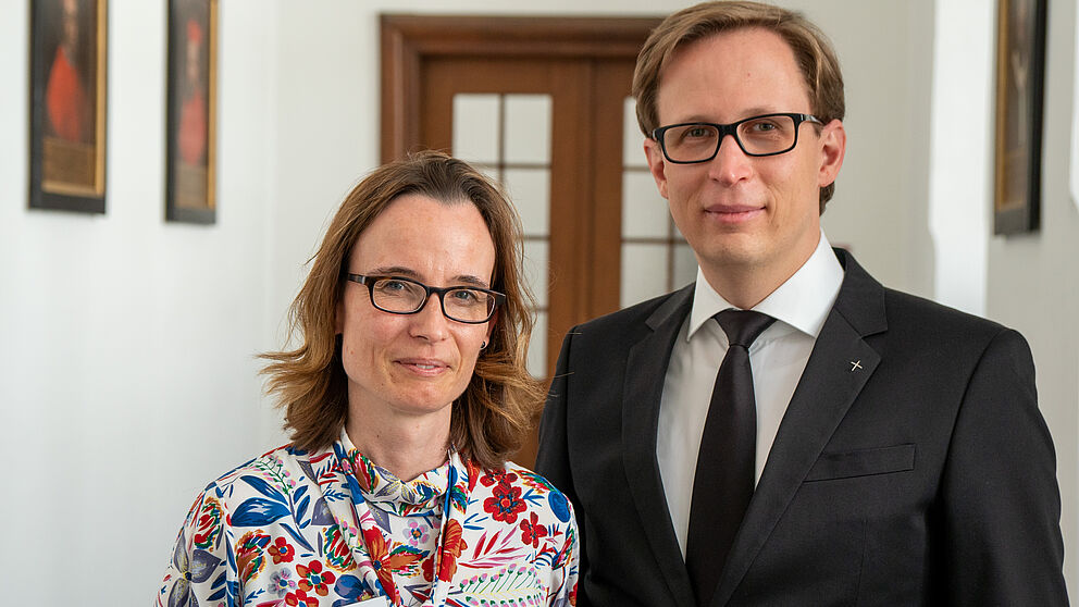 Foto (ThF-PB): Prof. Dr. Nicole Priesching (Universität Paderborn) und Prof. Dr. Stefan Kopp (ThF).