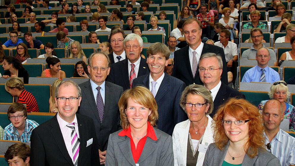 Foto (Universität Paderborn, Patrick Kleibold): Feierstunde im Auditorium maximum der Universität Paderborn mit Gymnasiasten aus den Kreisen Höxter und Paderborn: (erste Reihe von links): Manfred Müller (Landrat Kreis Paderborn),  Sylvia Looks (Gesch