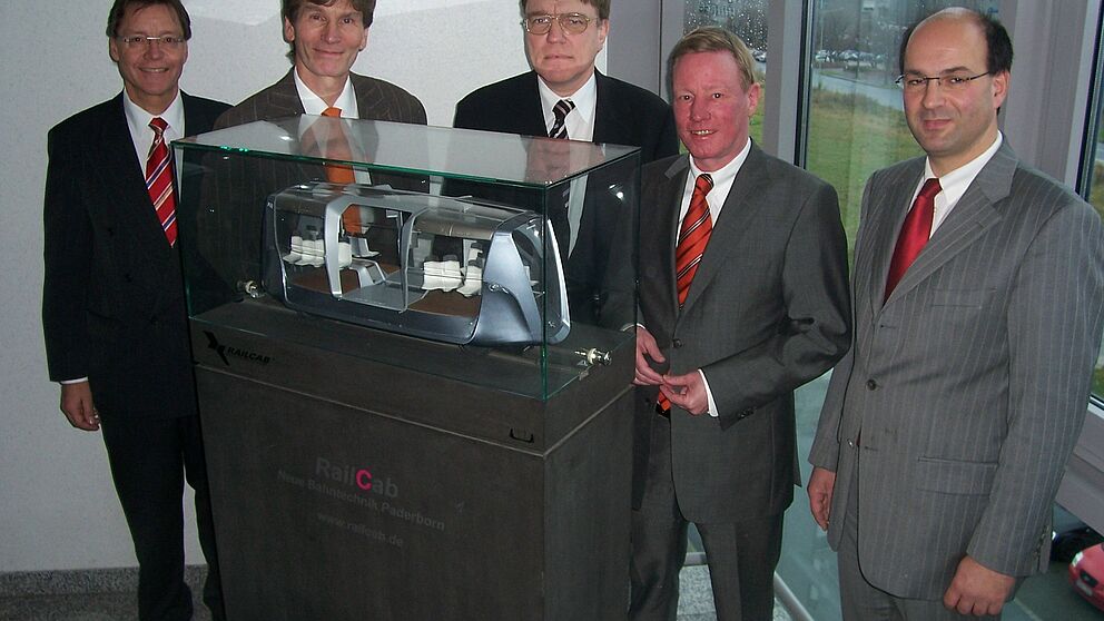 Foto: (Mark Heinemann): (v. li.): Christoph Schön (Leiter Stabsstelle Hochschulnetzwerk & Fundraising), Präsident Prof. Dr. Nikolaus Risch, Winfried Stork (NWL-Verbandsvorsitzender), Dr. Helmut Bentler, (NWL-Fraktionsvorsitzender) und Prof. Dr.-Ing Ansg