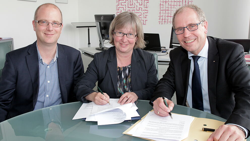 Foto (Universität Paderborn, Vanessa Dreibrodt): Vizepräsidentin Simone Probst und Landrat Manfred Müller (re.) unterschrieben gemeinsam den Vertrag zur Kooperation. Darüber freut sich Projektleiter Prof. Dr. Jochen Baumeister vom Sportmedizinischen I