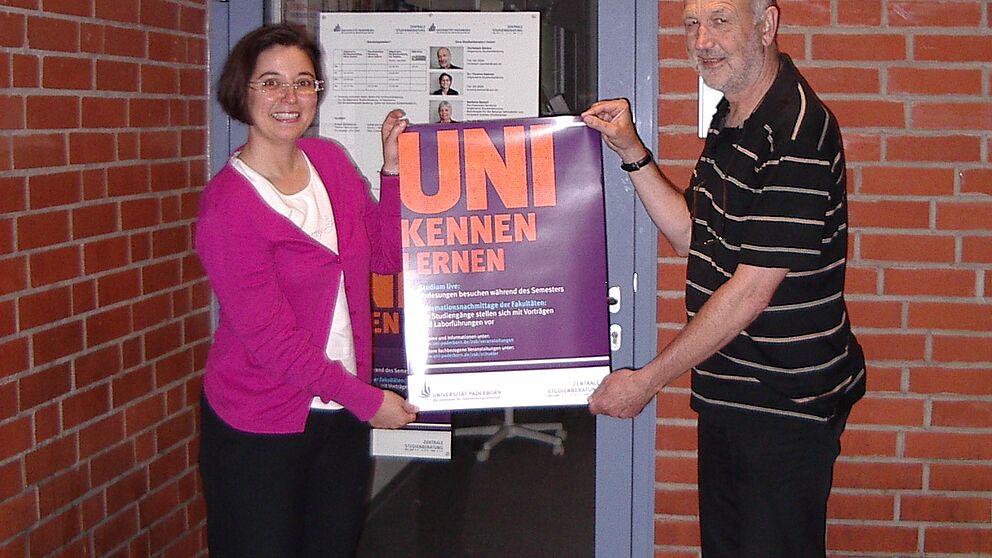 Foto (Universität Paderborn): Dr. Yvonne Salman und Christoph Bäcker von der Zentralen Studienberatung.