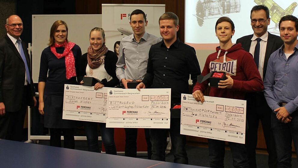 Foto (Universität Paderborn): Bei der Verleihung des FERCHAU-Förderpreises 2016: (v. l.) Prof. Dr. Detmar Zimmer (KAt), Sabrina Böhm, Sarah Winter, Lennart Sögtrop und Niklas Kister, Ivo Kletetzka, Jens Husemann und Uwe Brückner (KAt).