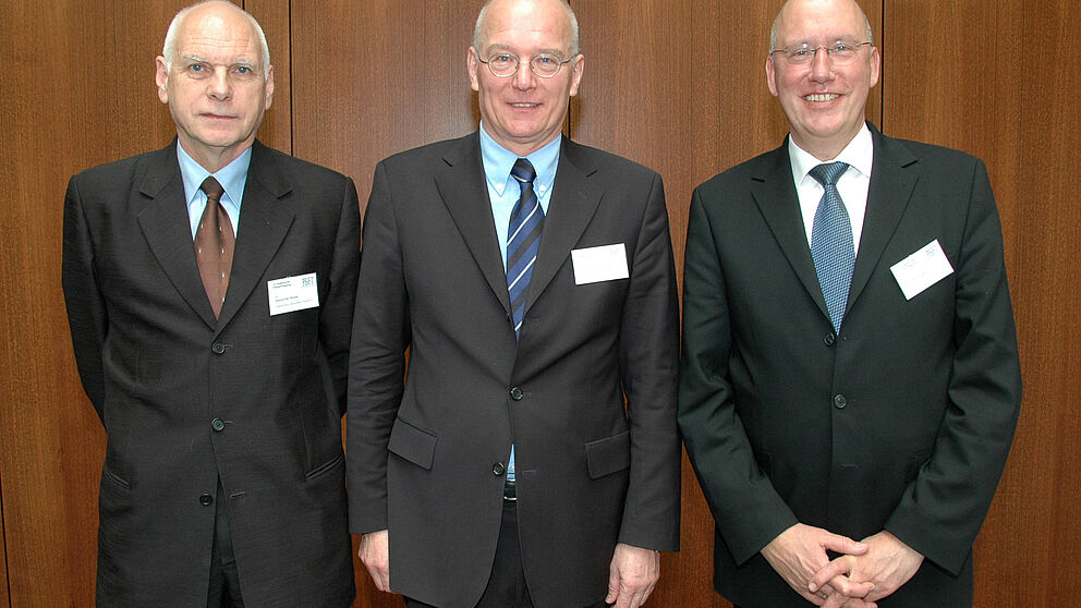 Foto: Prof. Dr.-Ing. habil. W. Dangelmaier (Mitte) mit Dr.  Alexander Moker (links) und Prof. Dr.-Ing. Dr.-Ing. E.h. Michael Schenk (rechts)