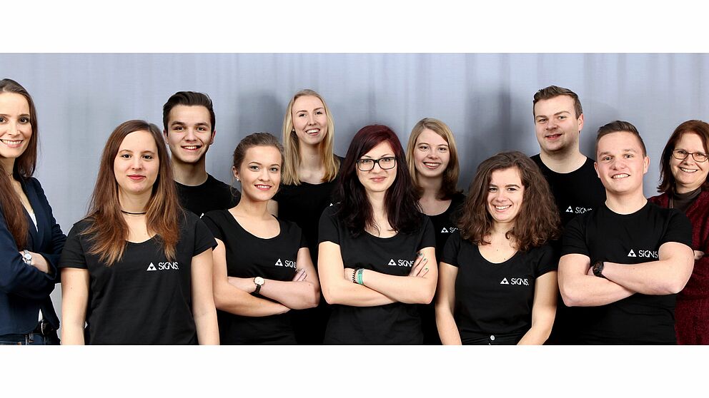 Foto (Universität Paderborn, Nora Gold): SIGNS.-Team 2017 (v. l.): Lara Gerhardts, Seminarleitung, Isa Hartleif, Simon Deregowski, Sophia Starke, Marie Kaiser, Mailin Strecke, Dorothea Peters, Aurélie Blanchain, Simon Kiel, Elias Frank, Prof. Dr. Doroth