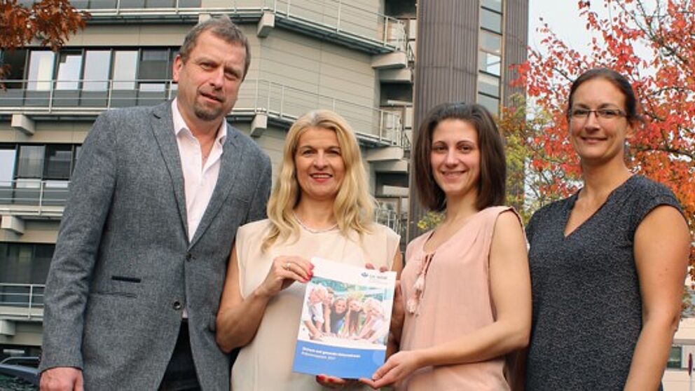 Foto (Heiko Appelbaum): v. l.: Martin Hohrath (Fachkraft für Arbeitssicherheit), Diana Riedel (Leitende Sicherheitsingenieurin), Franziska Hoppe (Fachkraft für Arbeitssicherheit) und Sandra Bischof (Koordinatorin Gesundheitsmanagement) freuen sich über die Auszeichnung durch die Unfallkasse NRW.