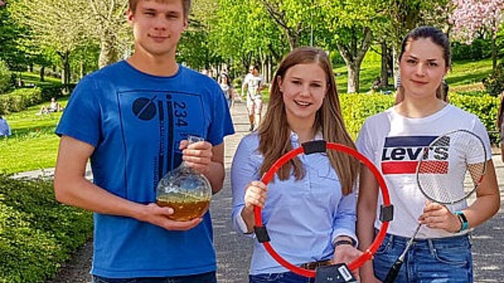 Studierende aus Chemie, Physik und Sport freuen sich über die guten Bewertungen im CHE-Ranking 2018 (Foto Universität Paderborn, Johannes Pauly): v. l. Julian Heske, Louisa Kleine-Tebbe, Diana Bauer.
