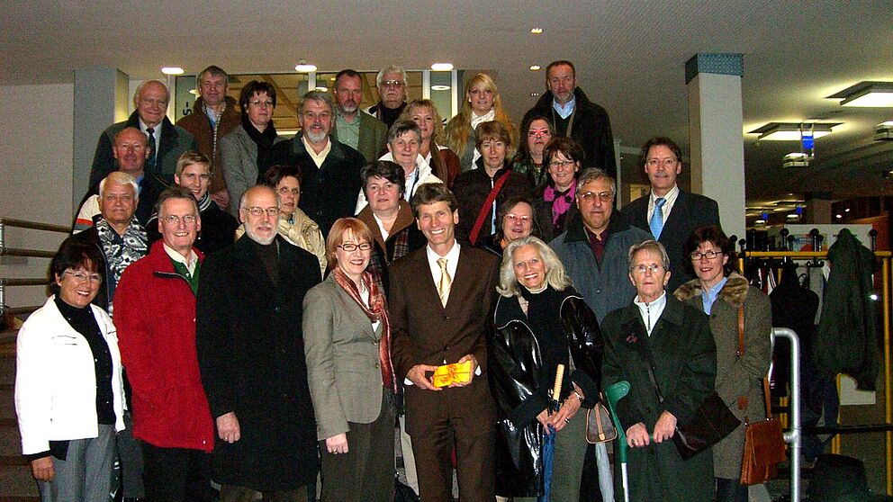 Foto: Uni-Rektor Prof. Dr. Nikolaus Risch (1. Reihe 4. v. re.), daneben links MdL Maria Westerhorstmann und Günter Krogmeier, Amtsgerichtsdirektor Delbrück. Mitte rechts Organisator Christoph Schön