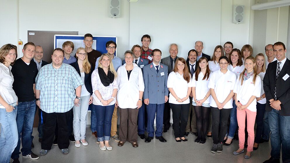 Foto (Anna Schiwitza, Universität Paderborn): Teilnehmer von Economics Citizenship Education. 1. v. re.: JProf. Dr. Karl-Heinz Gerholz, Verantwortlich für das Programm, 12. v. re.: Prof. Dr. H.-Hugo Kremer, Studiendekan der Fakultät für Wirtschaftswis