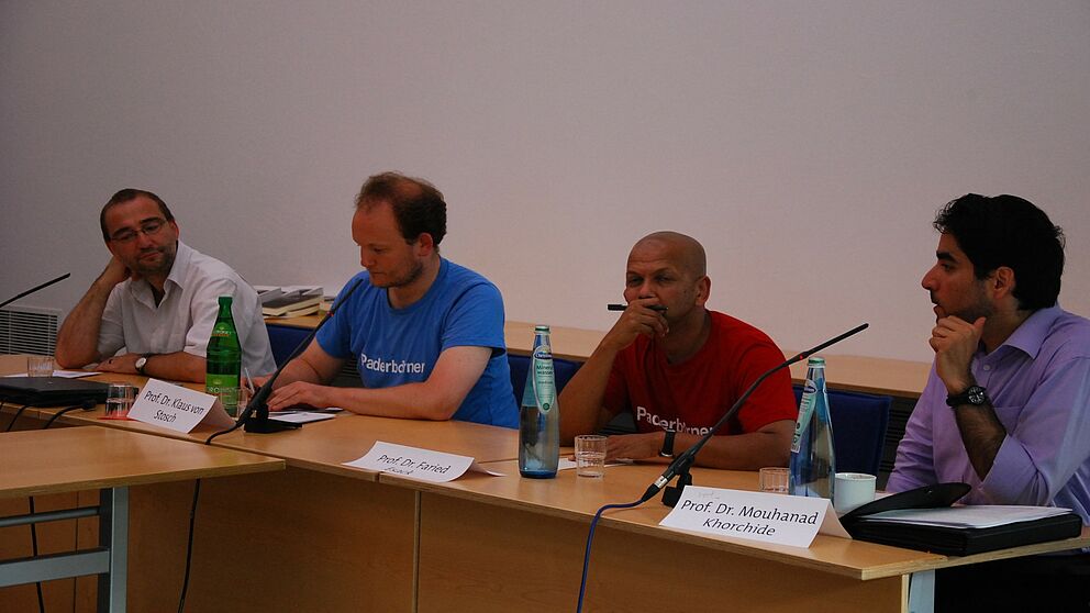 Foto: Bei der Podiumsdiskussion des ersten Abends diskutierten die Referenten des Tages: (v. l.) Dr. Stefan Silber, Prof. Klaus von Stosch, Prof. Dr. Farid Esack, Prof. Dr. Mouhanad Khorchide.