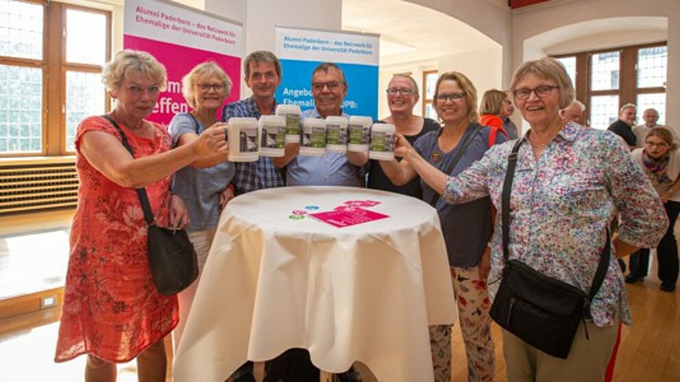 Foto (Universität Paderborn, David Gense): Wiedersehen auf Libori: Am 2. August 2019 um 17 Uhr hat das neunte Ehemaligen-Treffen der UPB im Rathaus stattgefunden.