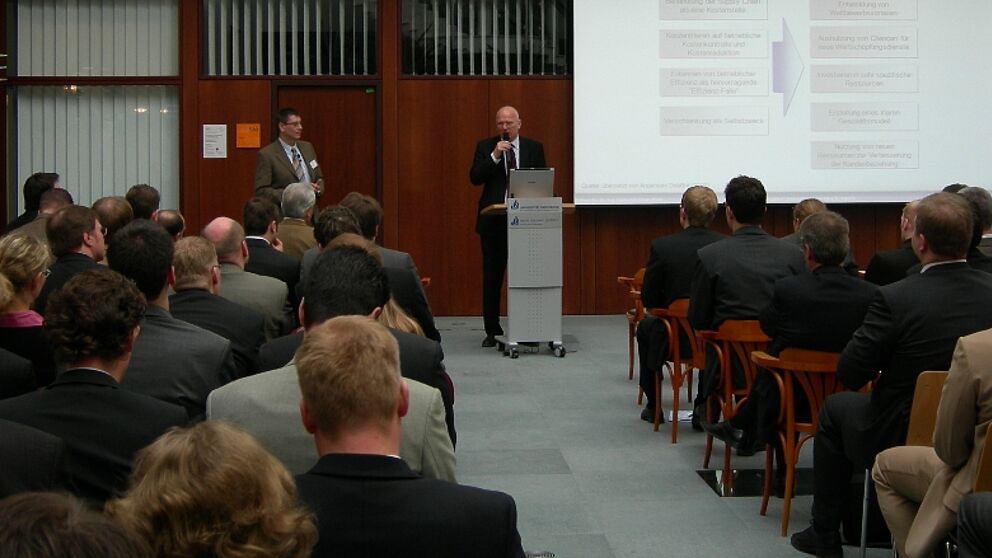 Über 150 Teilnehmer verfolgten auf der Paderborner Frühjahrstagung spannende Fachbeiträge. Hier Prof. Dr.-Ing. Wilhelm Dangelmaier, Leiter der Veranstaltung.