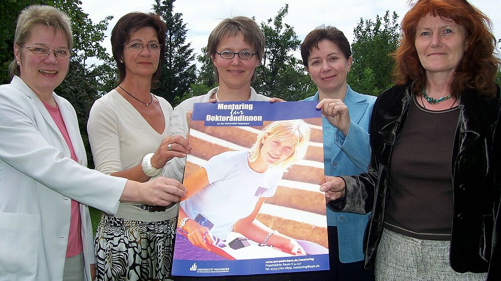 Foto (Mark Heinemann): (v. li.): Prof. Dr. Leena Suhl, Barbara Tigges-Mettenmeier, Prof. Dr. Ingrid Scharlau, Dr. Anke Backer und Irmgard Pilgrim.