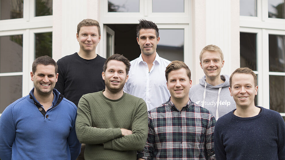 Freuen sich über das Investment des Technologiefonds OWL (v. l. n. r.): Die StudyHelp-Gesellschafter Daniel Jung, Julian Droste, Daniel Weiner, Patrick Kapellen, Carlo Oberkönig, Patrick Burmann und Maximilian Fleitmann.