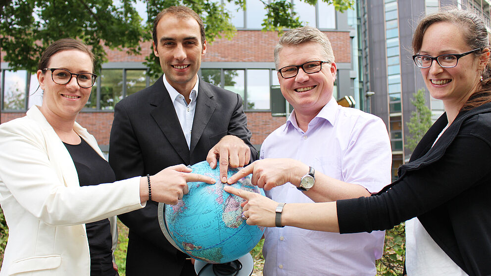 Foto (Universität Paderborn, Frauke Döll): Ansprechpartner/innen des Integrationsprojekts InRegio (v. l.): Verena Liszt, Jun.-Prof. Karl-Heinz Gerholz, Stefan Schwan und Ninette Kurpiers.