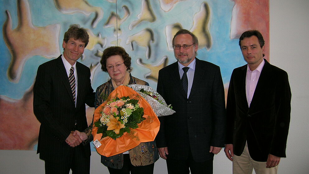 Foto (Julius Kolossa): Prof. Dr. Waltraut Schöler wurde von Prof. Dr. Nikolaus Risch (v. l.), Prof. Dr. Volker Peckhaus und Prof. Dr. Bardo Herzig aus den Diensten der Universität Paderborn verabschiedet.