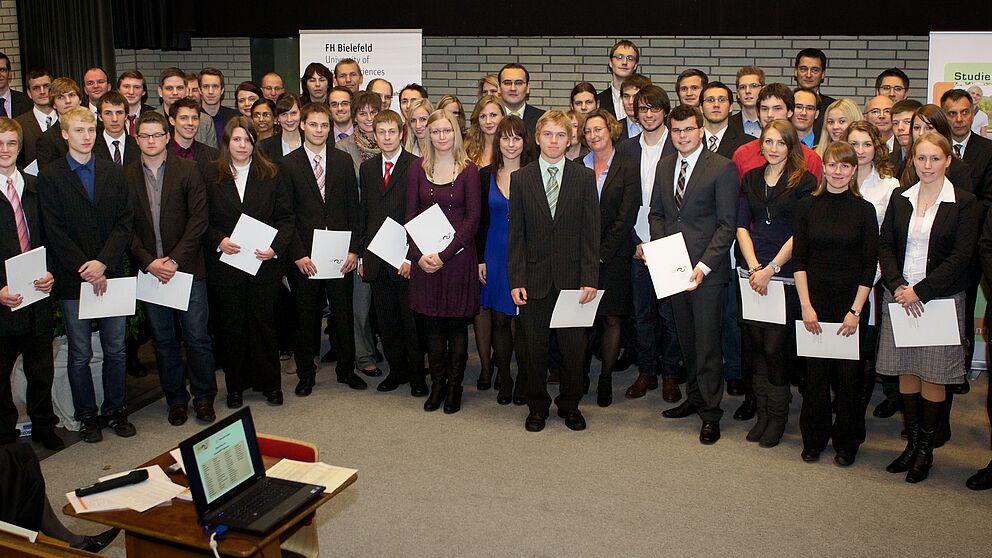 Foto (Heinrich Holtgreve, Fachhochschule Bielefeld): Die durch die Stiftung Studienfonds OWL geförderten Stipendiaten der Universität Paderborn.