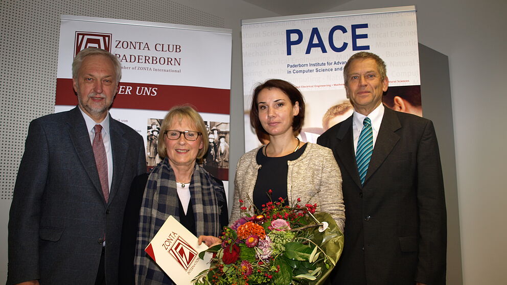 Foto (Universität Paderborn, Bianca Oldekamp): Mit der diesjährigen Preisträgerin Dr. Olga Kasdorf (3. v. l.) freuen sich Prof. Dr. Wilhelm Schäfer (li., Sprecher PACE, Vizepräsident Universität), Bärbel Meerkötter (Präsidentin Zonta-Club Paderbo