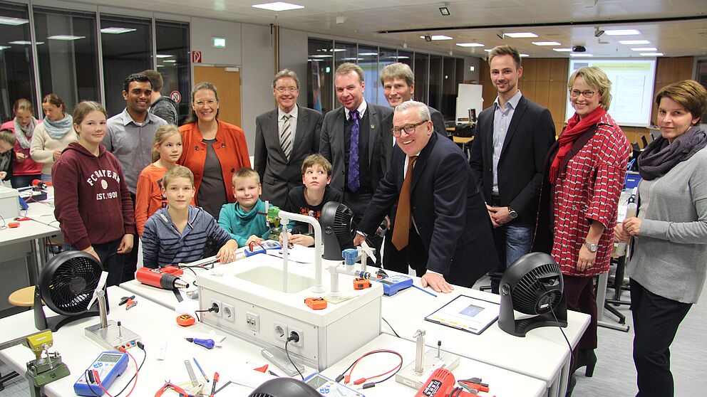 Foto (MIT Kreis Pb): Besuch im zdi-Schülerlabor „coolMINT.paderborn«: (hinten v. li.) Edmond Thevapalan und Professorin Katrin Temmen (Schülerlabor), Christoph Schön (Leiter Stabsstelle Präsidium Uni Paderborn), MIT-Kreisvorsitzender Ulrich Lange, 