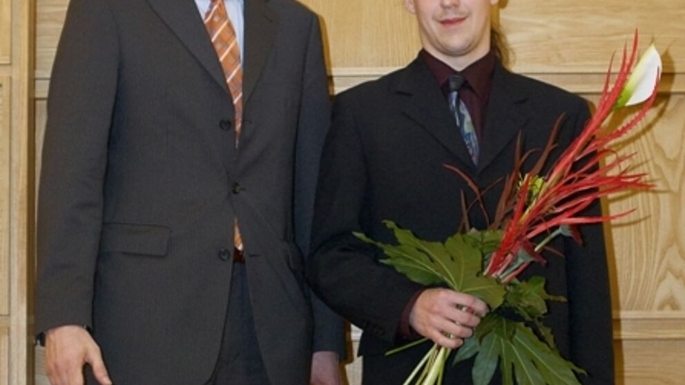 Foto: Prof. Dr. Eckhard Steffen (links), Geschäftsführer der International Graduate School Dynamic Intelligent Systems der Universität Paderborn, mit dem Preisträger Christian Häubl.