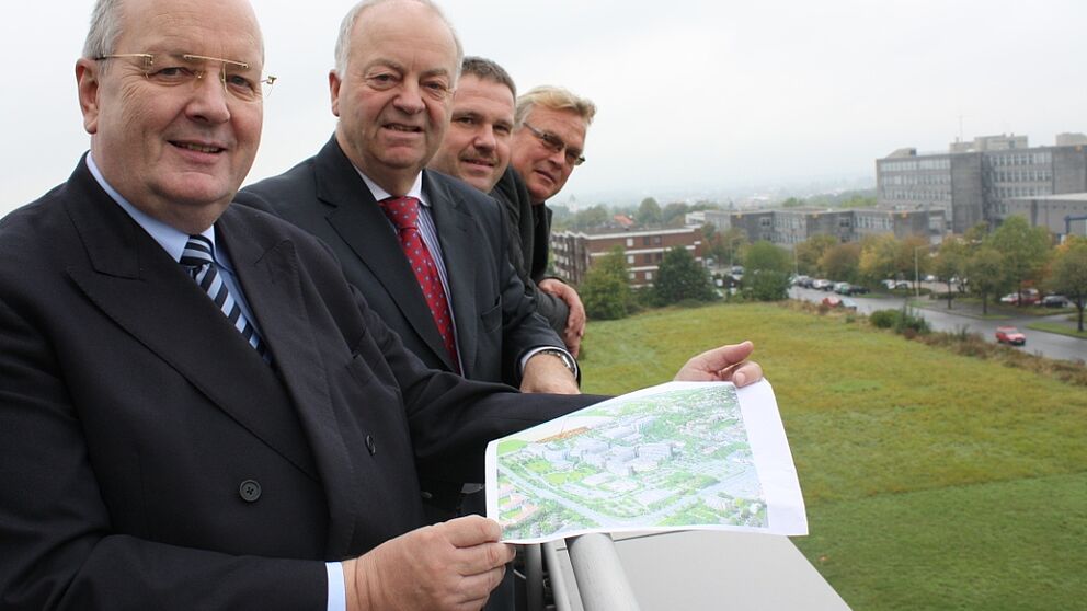 Foto (v. li).: Investor Dr. Dieter Brechmann, der stellvertretende Vorstandsvorsitzende der Volksbank Paderborn-Höxter-Detmold Dr. Günter Reimund, der Leiter des Volksbank-Kompetenzzentrums Immobilienkundenbetreuung Thomas Berendes und der geschäftsfü