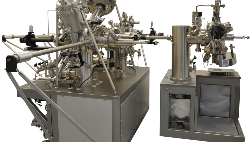 Foto (Universität Paderborn / TMC): Mit dem Ultrahochvakuum-Analytik-System können physikalische und chemische Prozesse an Oberflächen bis in die Nano-Skala untersucht werden.