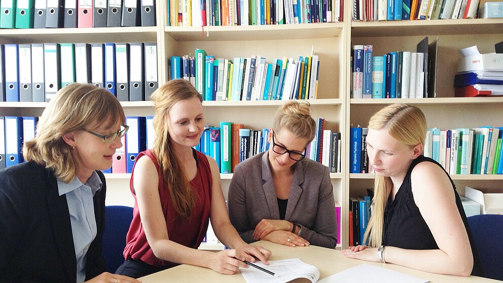 Foto (Universität Paderborn, Steinhausen): Wie sieht die Beziehung älterer Kinder zu ihren Eltern aus? Diese Frage stellen sich (v. l.) Prof. Dr. Heike M. Buhl, Katharina Reinecke, Jana Rosenow und Sabrina Sommer.