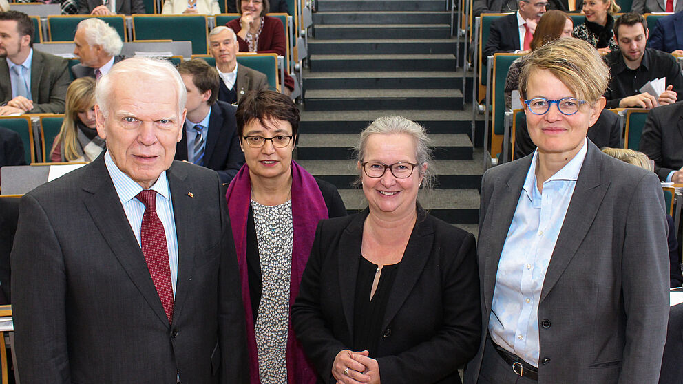 Foto (Universität Paderborn, Johannes Pauly): Auf dem Neujahrsempfang der Universität Paderborn (v. l.): Prof. Dr. Winfried Schulze, Vorsitzender des  Hochschulrats, Prof. Dr. Birgit Riegraf, Vizepräsidentin für Lehre, Studium und Qualitätsmanagement